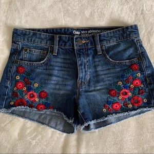 Gap Sexy Boyfriend Embroidered Cutoff Short, sz 2 💐